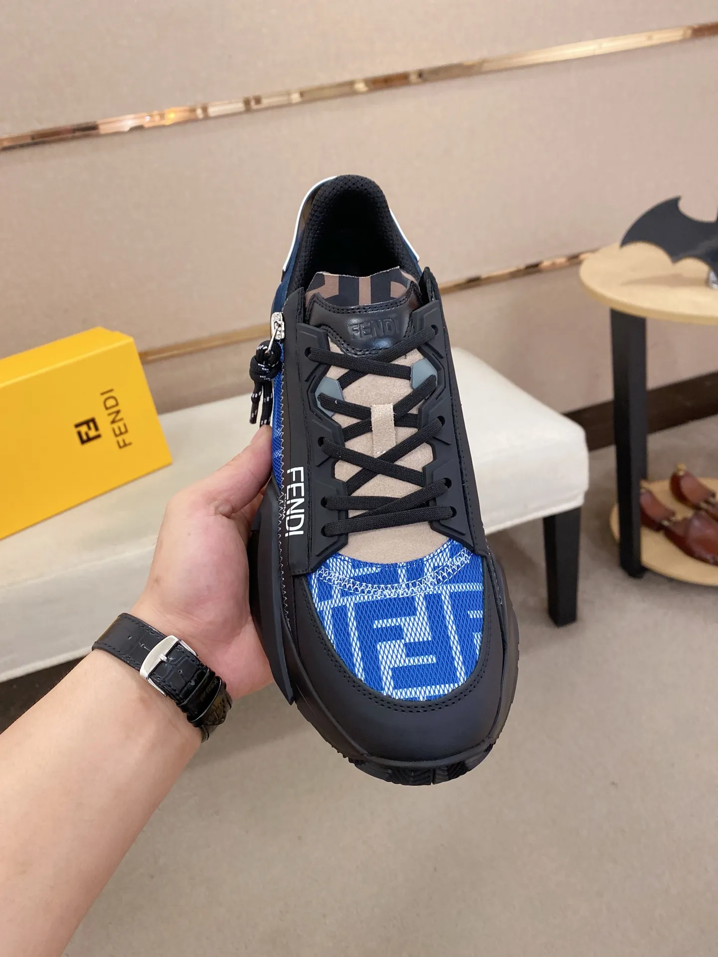 Men's shoes💰: 540💰(Higher version) [Fendi] Fendi's latest casual shoes for men! Available at counters simultaneously! A one-to-one replica of the original. Made entirely of imported top-grain calfskin, the interior is made of top-grain water-dyed cowhide, and the original factory-supplied rubber outsole. Leading new fashion concepts. Matching code: 38-44 can be customized, 45 is not returnable!